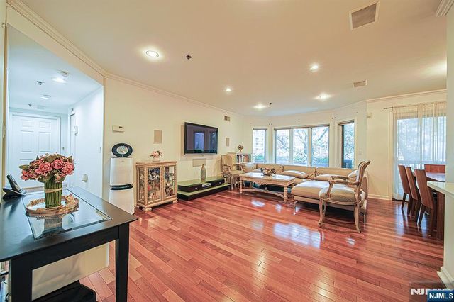 306 Smith Court R306, Edgewater, NJ 07020