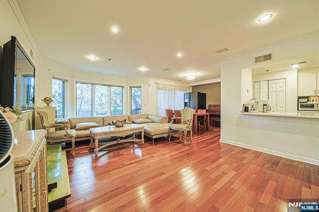 306 Smith Court R306, Edgewater, NJ 07020