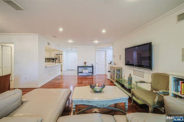 306 Smith Court R306, Edgewater, NJ 07020