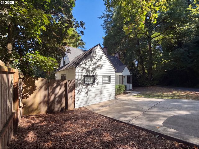 605 ASH St, Lake Oswego, OR 97034