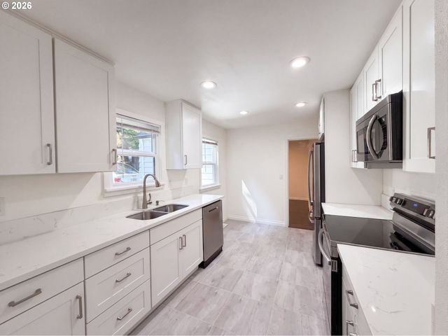 605 ASH St, Lake Oswego, OR 97034