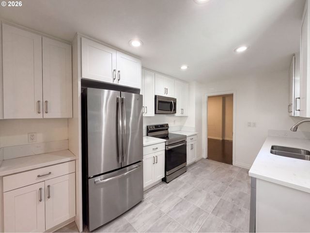 605 ASH St, Lake Oswego, OR 97034
