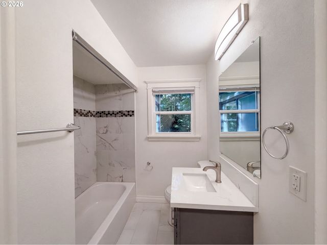 605 ASH St, Lake Oswego, OR 97034