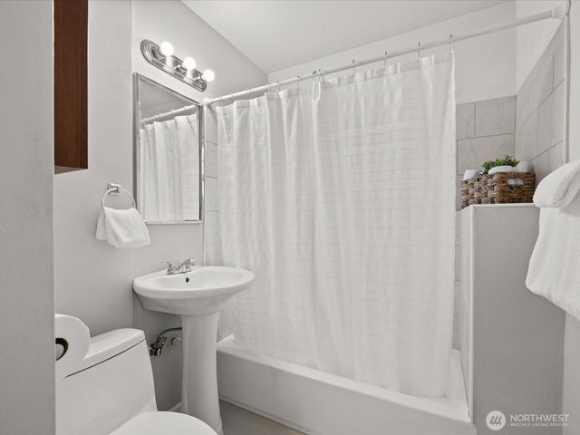 7532 9th Avenue NE, Seattle, WA 98115