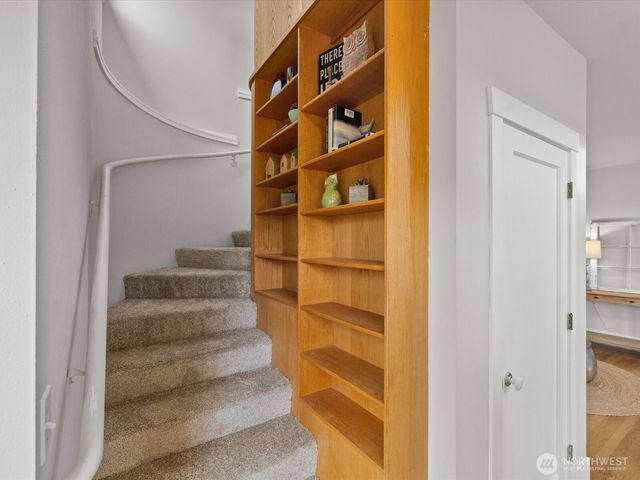 7532 9th Avenue NE, Seattle, WA 98115