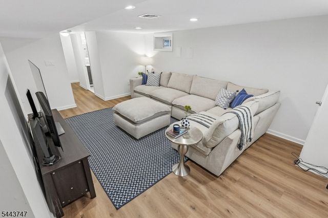 81 Hudson Ave, Maplewood Twp., NJ 07040
