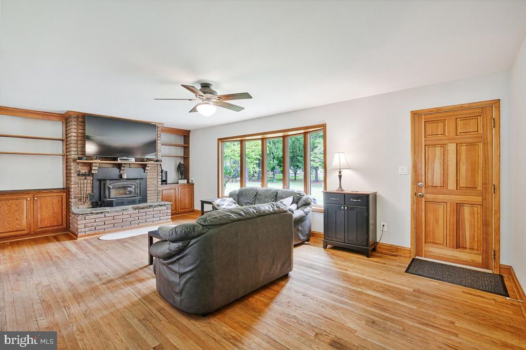 Image 10 of property listing at 8408 MARYLAND RD, Pasadena, MD 21122