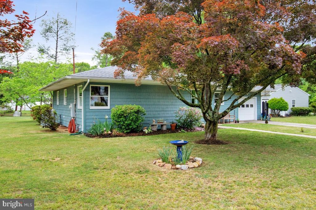 Image 3 of property listing at 8408 MARYLAND RD, Pasadena, MD 21122