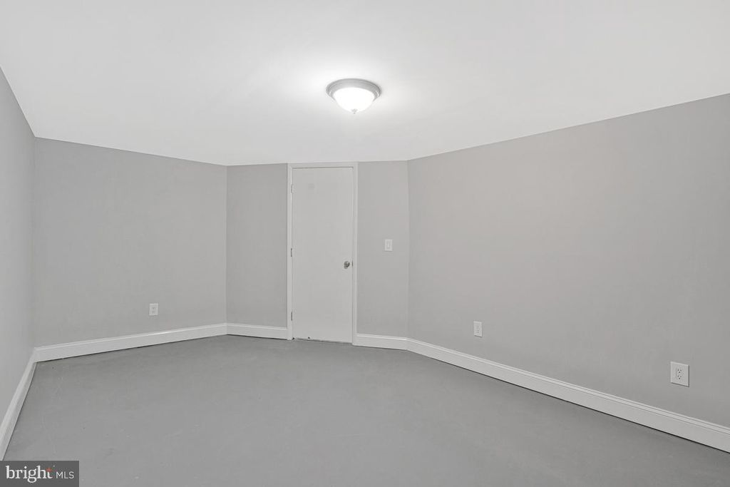 Image 32 of property listing at 8408 MARYLAND RD, Pasadena, MD 21122