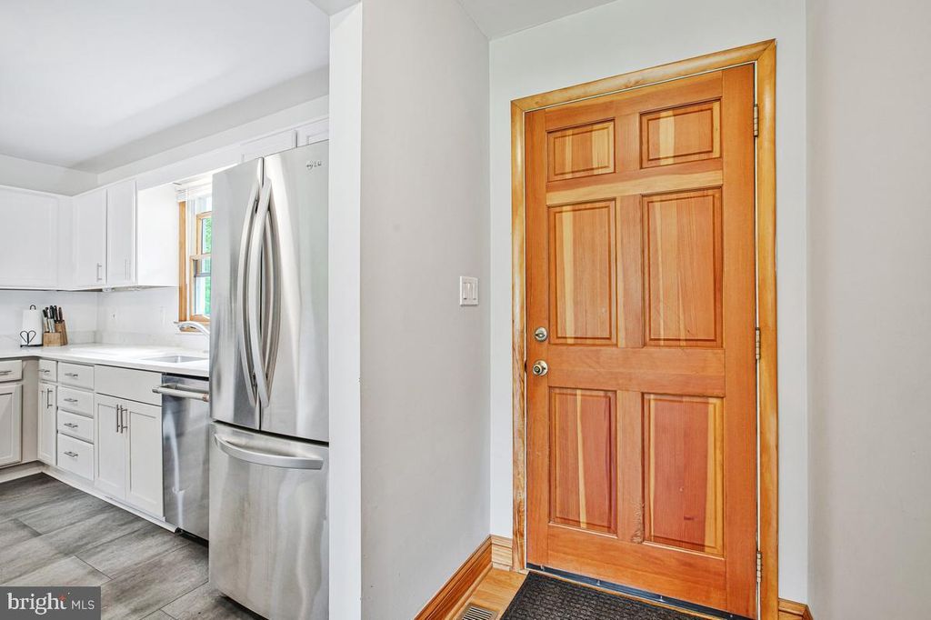 Image 5 of property listing at 8408 MARYLAND RD, Pasadena, MD 21122