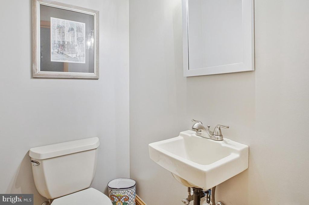Image 6 of property listing at 8408 MARYLAND RD, Pasadena, MD 21122