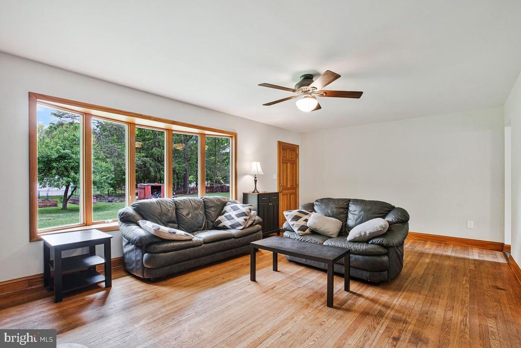 Image 7 of property listing at 8408 MARYLAND RD, Pasadena, MD 21122