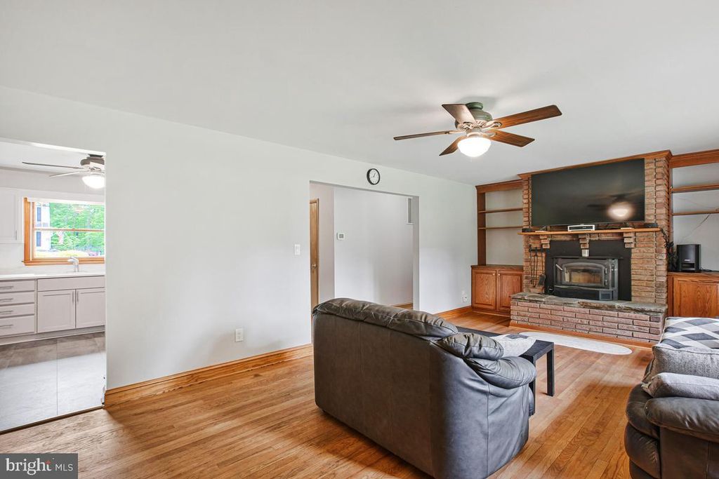 Image 9 of property listing at 8408 MARYLAND RD, Pasadena, MD 21122