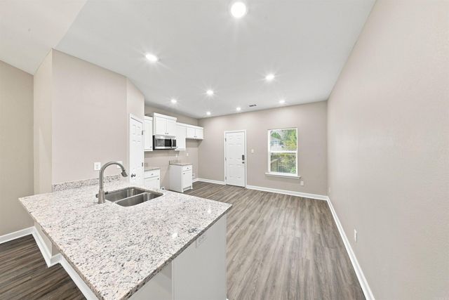 11 British Colonial .5 Drive, Little Rock, AR 72206
