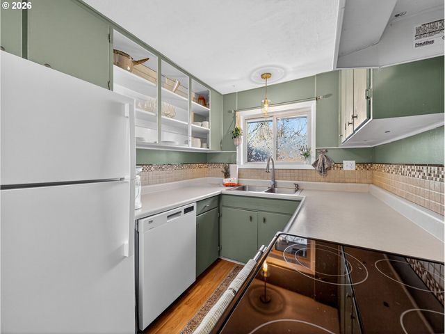 2230 CLEVELAND St, Eugene, OR 97405