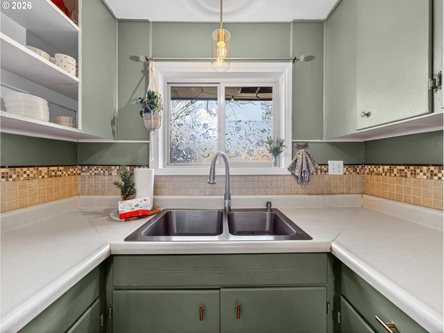 2230 CLEVELAND St, Eugene, OR 97405