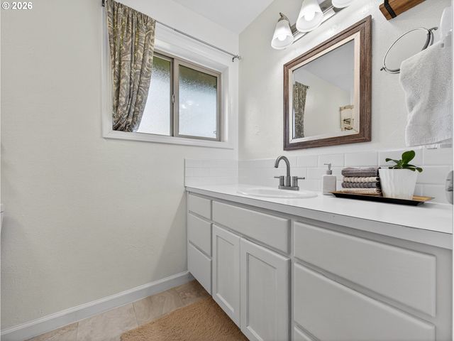 2230 CLEVELAND St, Eugene, OR 97405