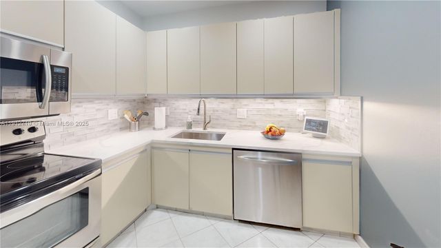 2500 PARKVIEW DR 507, Hallandale Beach, FL 33009