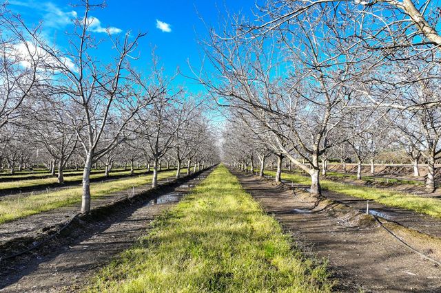 3012 N Oakmore Street, Tulare, CA 93274