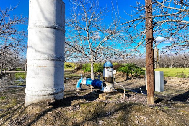 3012 N Oakmore Street, Tulare, CA 93274