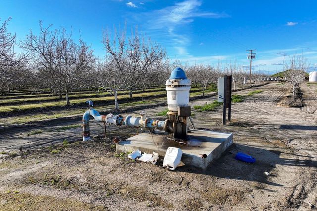 3012 N Oakmore Street, Tulare, CA 93274