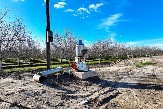 3012 N Oakmore Street, Tulare, CA 93274