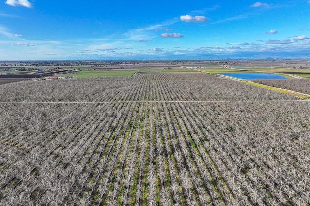 3012 N Oakmore Street, Tulare, CA 93274