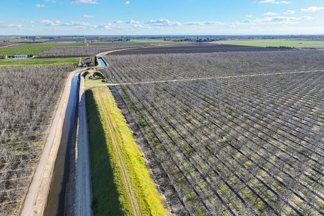 3012 N Oakmore Street, Tulare, CA 93274