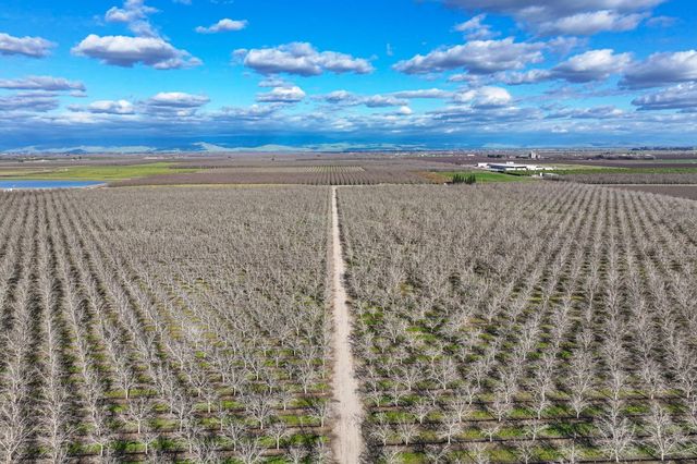 3012 N Oakmore Street, Tulare, CA 93274