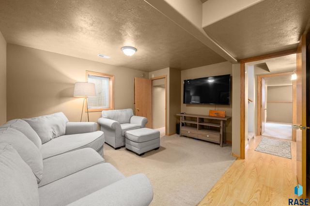 824 S Tanglewood Ave Avenue, Sioux Falls, SD 57106