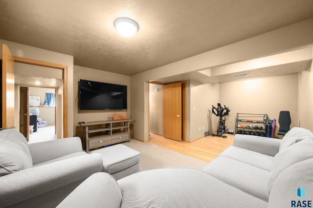 824 S Tanglewood Ave Avenue, Sioux Falls, SD 57106