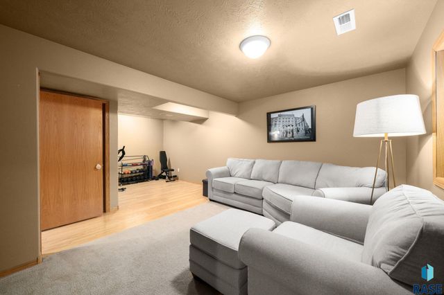 824 S Tanglewood Ave Avenue, Sioux Falls, SD 57106