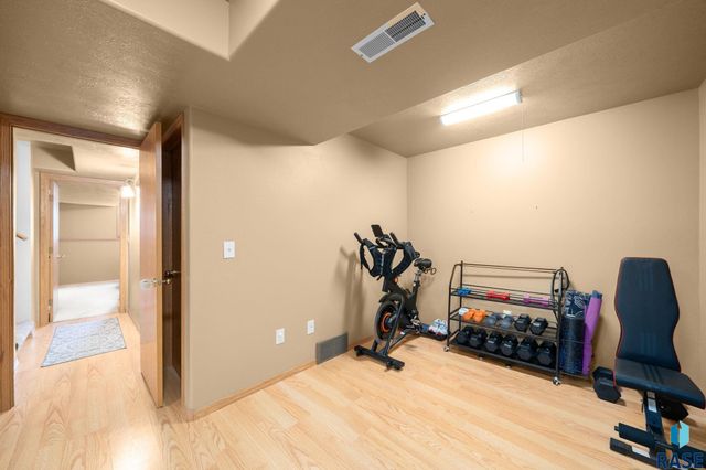 824 S Tanglewood Ave Avenue, Sioux Falls, SD 57106