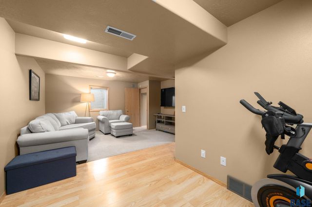 824 S Tanglewood Ave Avenue, Sioux Falls, SD 57106