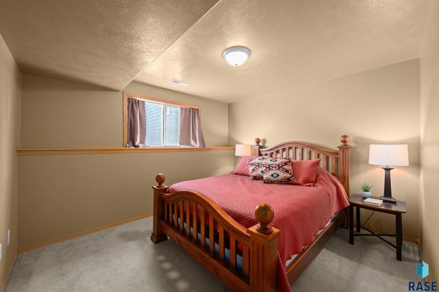 824 S Tanglewood Ave Avenue, Sioux Falls, SD 57106