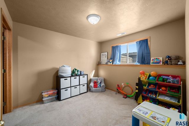 824 S Tanglewood Ave Avenue, Sioux Falls, SD 57106