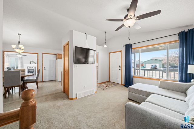 824 S Tanglewood Ave Avenue, Sioux Falls, SD 57106