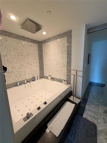 200 Biscayne Boulevard Way 3709, Miami, FL 33131