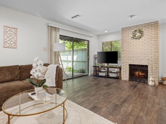 2633 McCart Avenue, Fort Worth, TX 76110