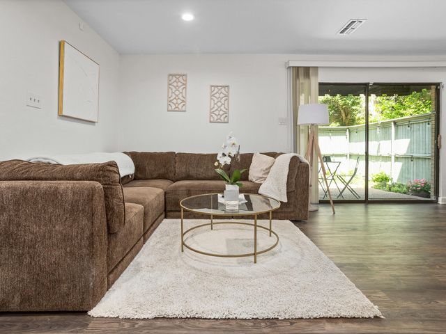 2633 McCart Avenue, Fort Worth, TX 76110