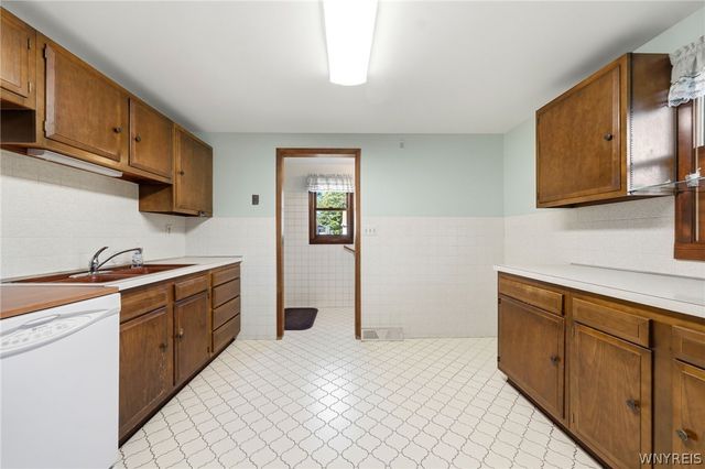 16 Woodcrest Court, Cheektowaga, NY 14225