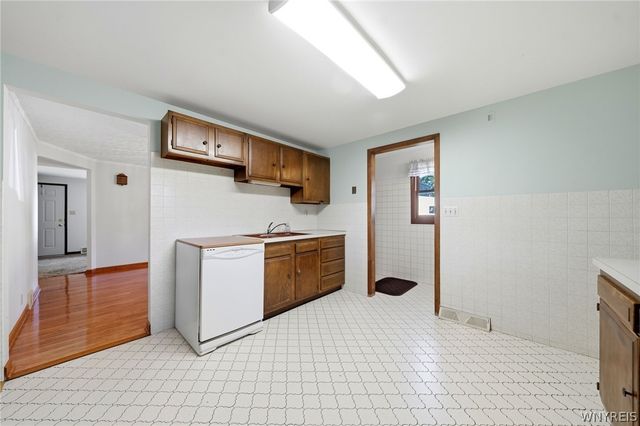 16 Woodcrest Court, Cheektowaga, NY 14225