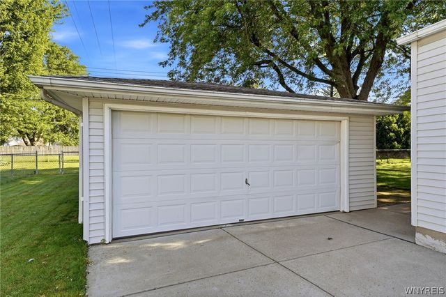 16 Woodcrest Court, Cheektowaga, NY 14225