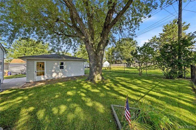 16 Woodcrest Court, Cheektowaga, NY 14225