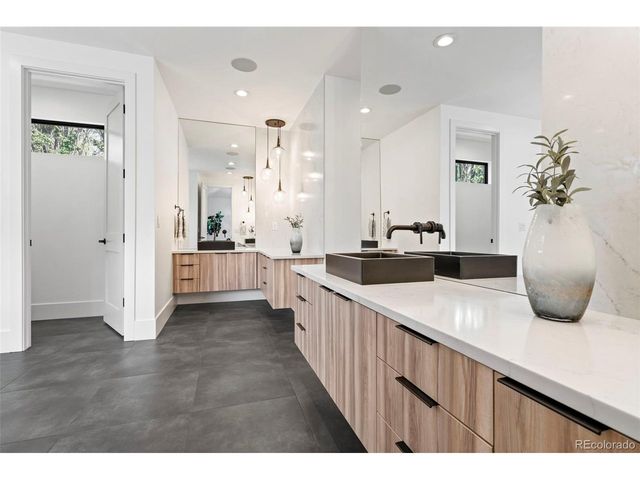 959 S Vine St, Denver, CO 80209