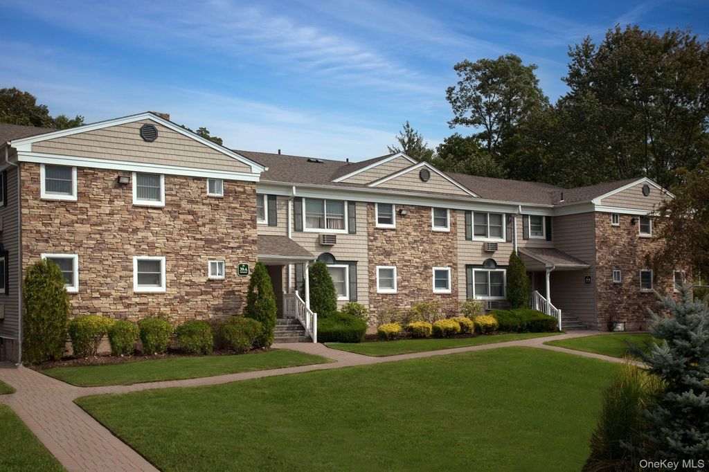 39 Elliot Place 39-5B, Smithtown, NY 11787