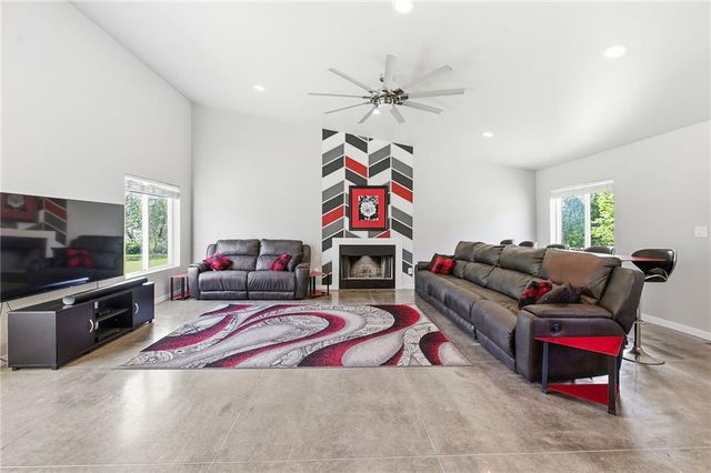 15 NE Johnson Street, Lee's Summit, MO 64063