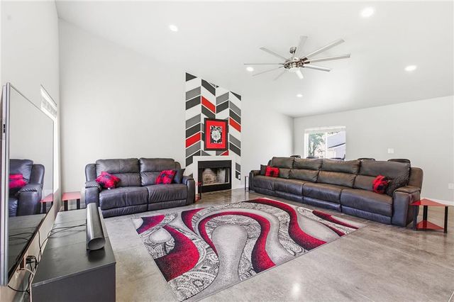 15 NE Johnson Street, Lee's Summit, MO 64063