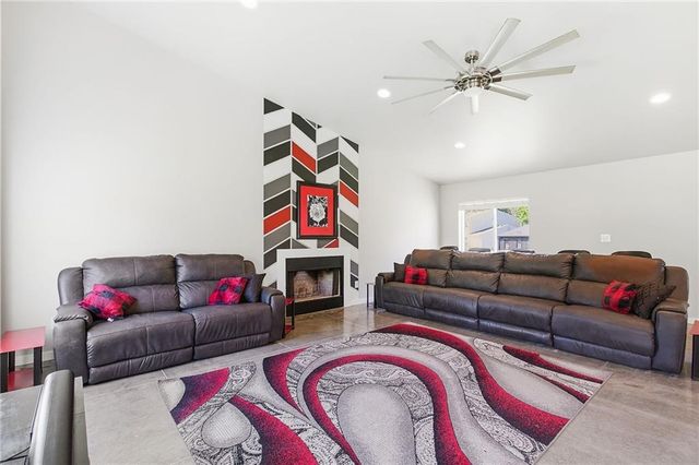 15 NE Johnson Street, Lee's Summit, MO 64063