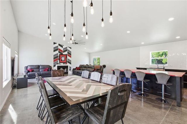 15 NE Johnson Street, Lee's Summit, MO 64063
